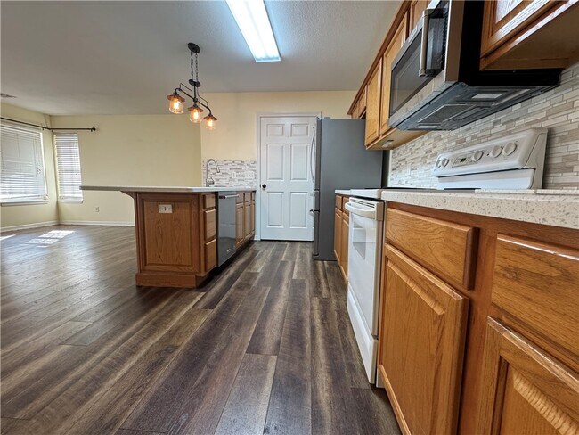 Building Photo - 910 NW A St