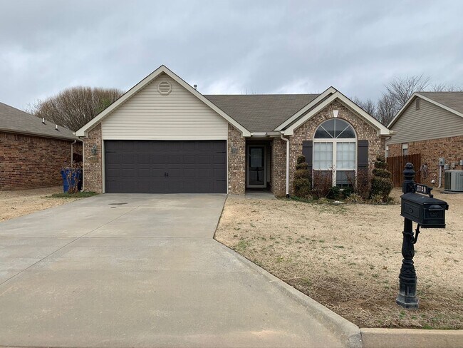Primary Photo - Beautiful Brick 3 Bed 2 Bath for Rent in F...