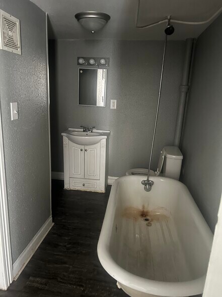 Bathroom - 122 E Chestnut St