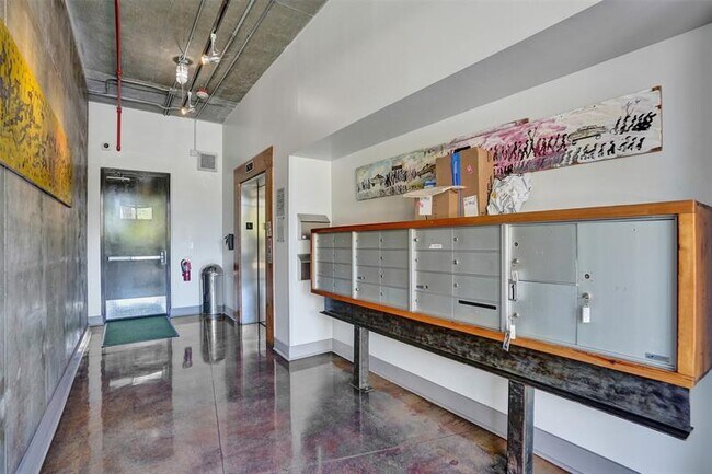 Building Photo - 425 N Andrews Ave