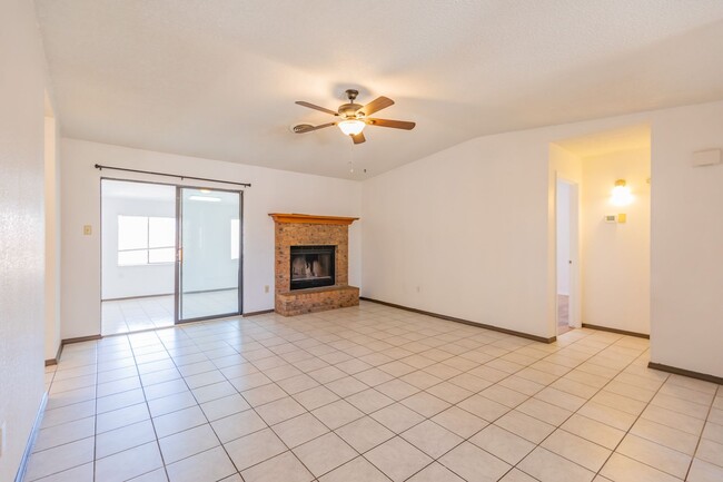 Building Photo - 3 Bedroom 2 Bath Home