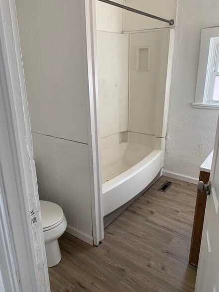 Bathroom (upstairs) - 9 Ross St