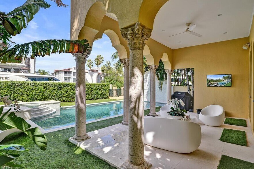 Building Photo - 17001 Collins Ave
