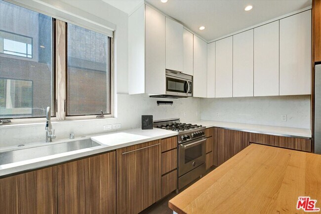 Building Photo - 1249 N Formosa Ave