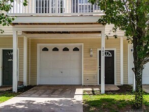 Building Photo - 3 bedroom 3 bath townhouse with one car ga...