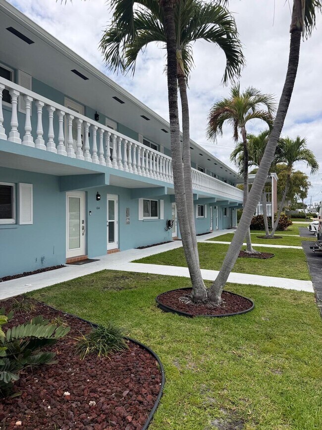 Building Photo - 1100 Pine Dr