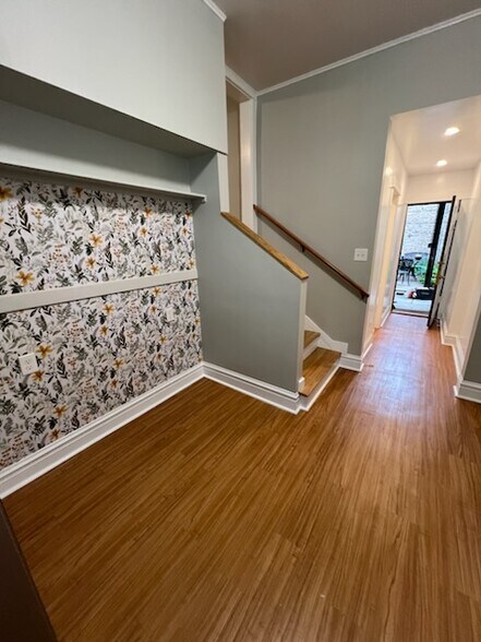 Building Photo - 132 Circle Ave