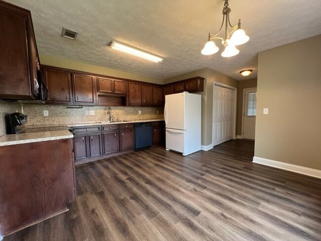 Building Photo - 4 Bedroom, 2 Bath Home in Lee County!