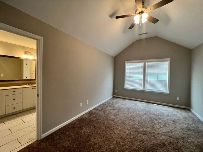 Building Photo - 3BR/2.5 BATH Townhome with Garage & Fenced...