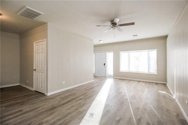 Building Photo - 1813 Ronald St