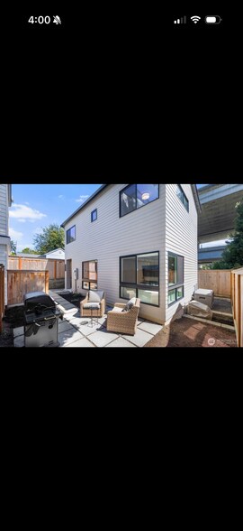 Building Photo - 4028 5th Ave NE