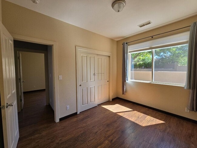 Building Photo - 9 Autumn Light Pl