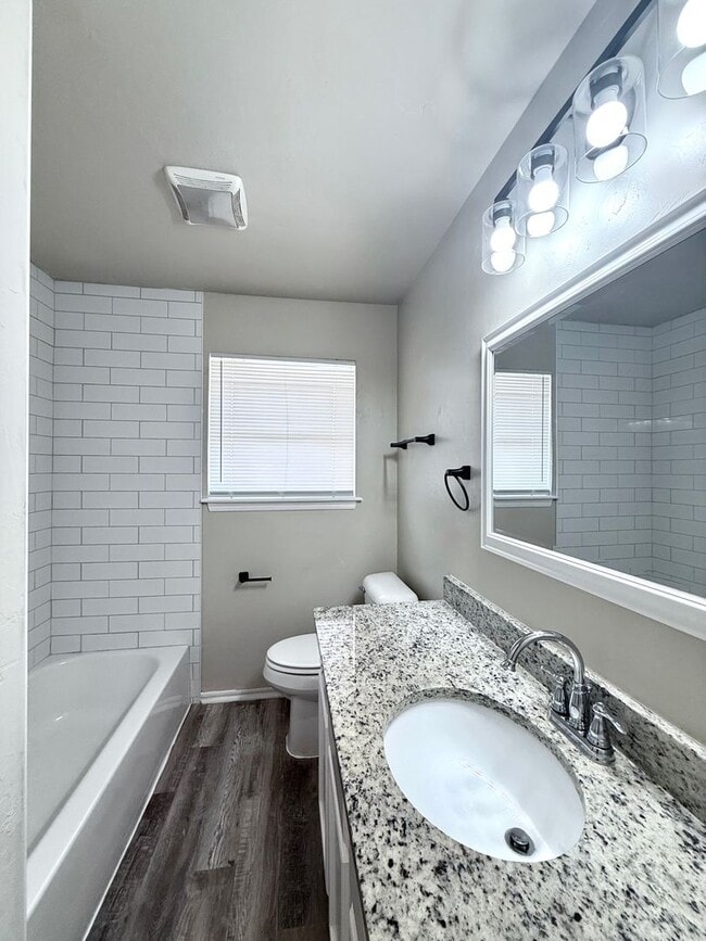 Building Photo - Updated 2BD 1BA Duplex in Yukon!!!