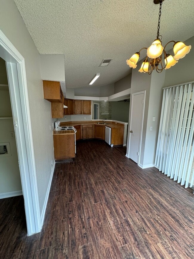 Building Photo - NICE 3 BEDROOM FEATURING WOOD VINYL PLANK ...