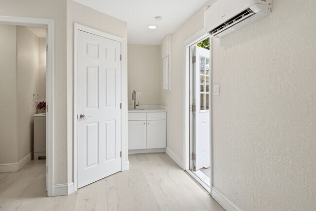 Building Photo - Renovated Home near downtown New Port Richey