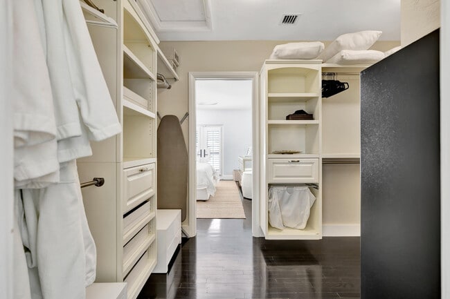 Building Photo - 136 Worth Ct S