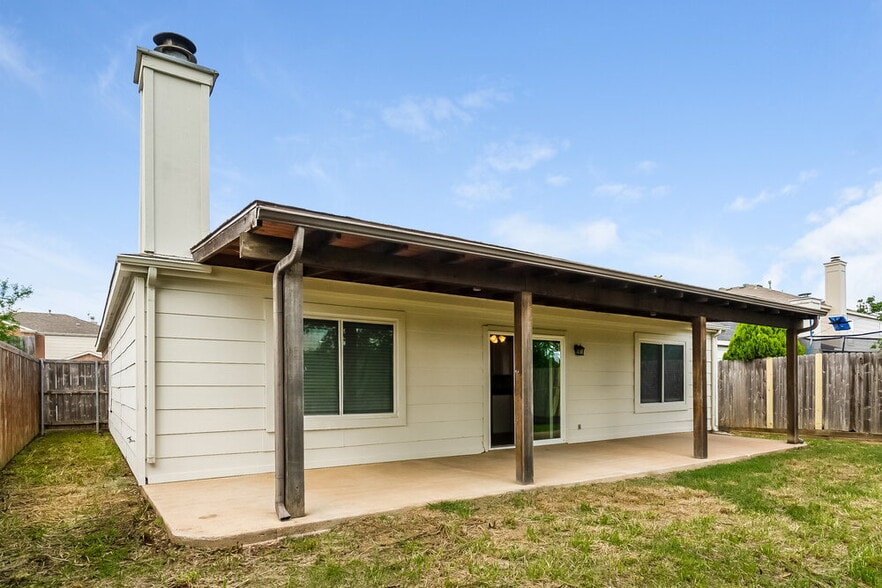 Building Photo - 1001 Springcreek Dr
