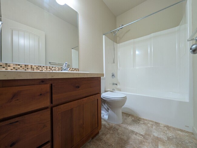 Building Photo - Great 3bed/2 bath home with solid surface flooring!