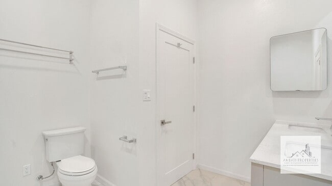 Building Photo - 2610-2612-2612 Greenwich St