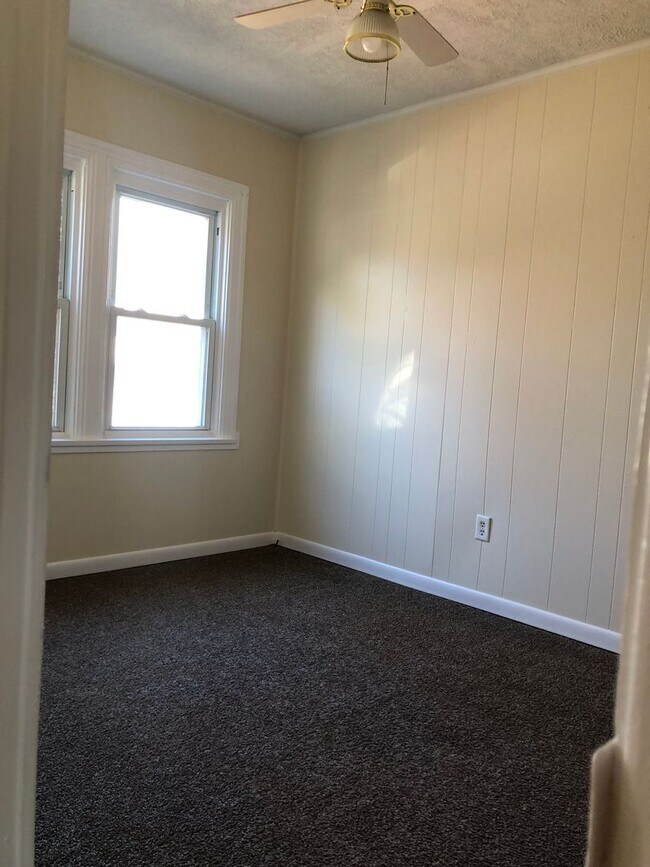 Building Photo - 2 bed Home for Rent with bonus room ....drive by and take a look