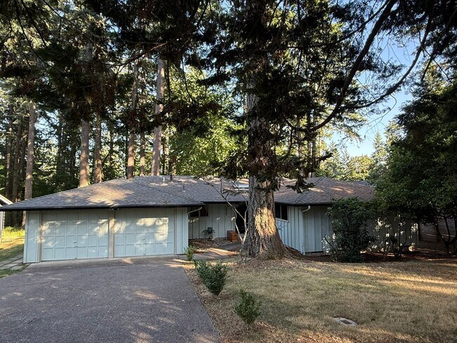 Building Photo - Pet Friendly Home with Pool Access!