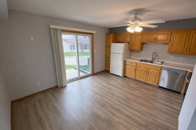 Building Photo - Updated 2br/1ba Townhome in Apple Valley - $500 off first months rent if you move in by 5/1