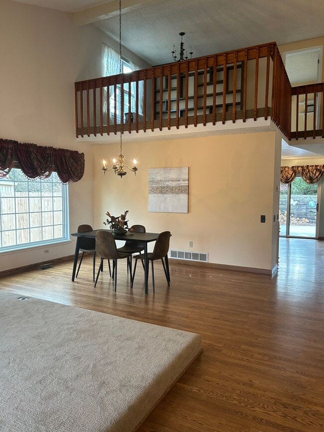 Building Photo - 5 BR/3 1/2 BA in the Desirable Meadowglen Community!!