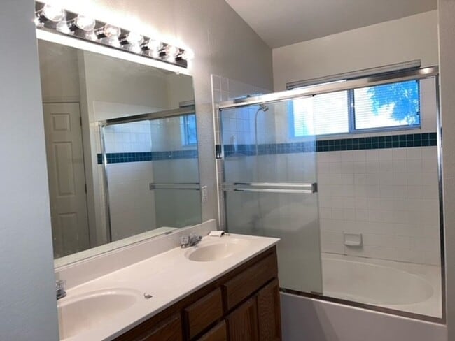 Building Photo - Spacious single level home with central he...