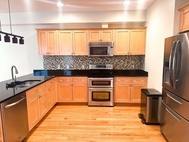 Building Photo - Luxury long term rental in the Heart of Br...