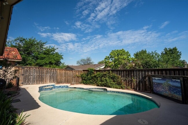 Building Photo - 2121 Sunrise Trail