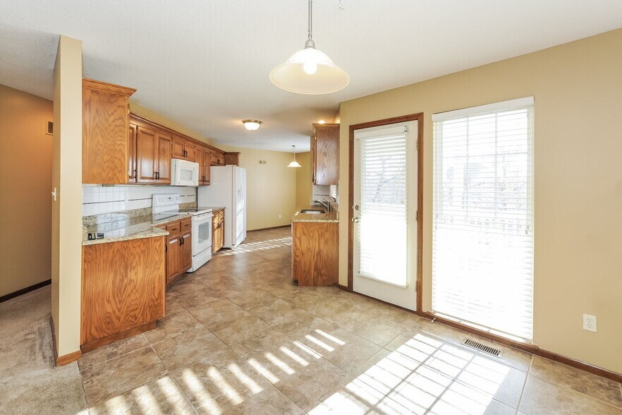 Building Photo - 2014 Mantilla Ln