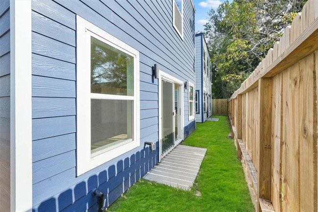Building Photo - 855 S Victory Dr