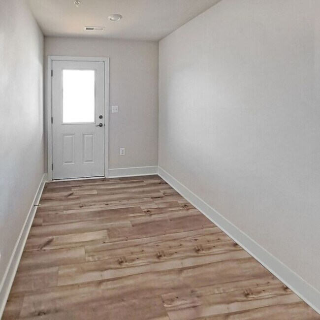 Building Photo - Gorgeous 4-Level Townhome with Rooftop Ter...