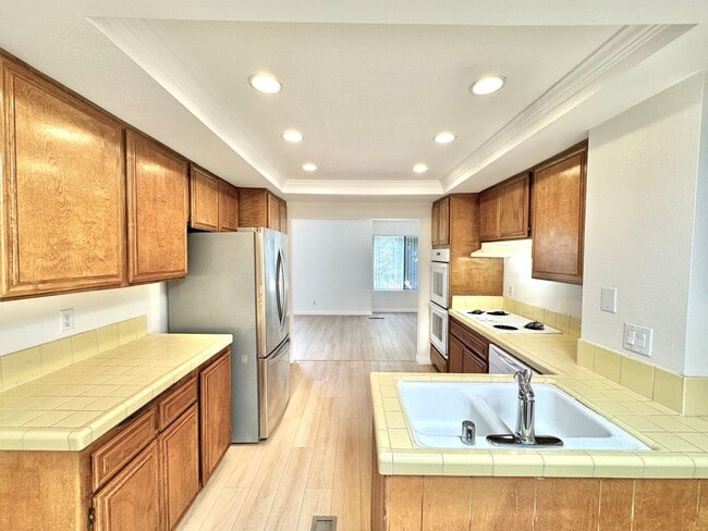 Building Photo - AVAILABLE NOW: BIG College Area Townhome 4bd/2.5ba HUGE garage, AC, pool, W/D