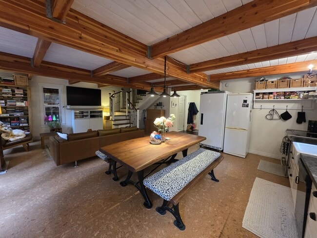 Building Photo - 713 Claire Ln