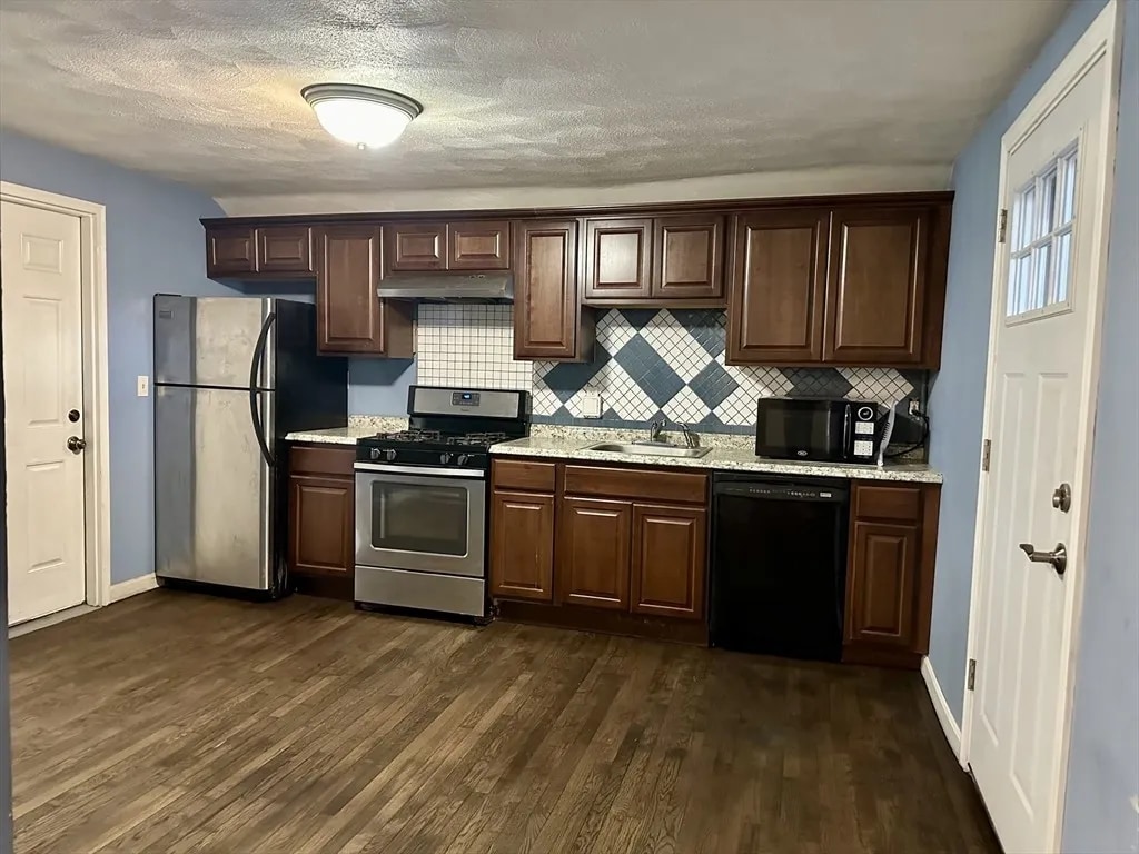 Building Photo - 163 Saratoga St