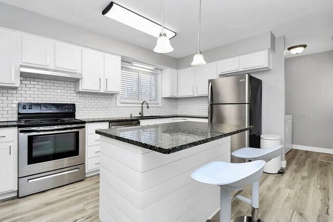 Building Photo - Charmingly Updated 3BD/2BA Ranch Home in Birnam Woods!