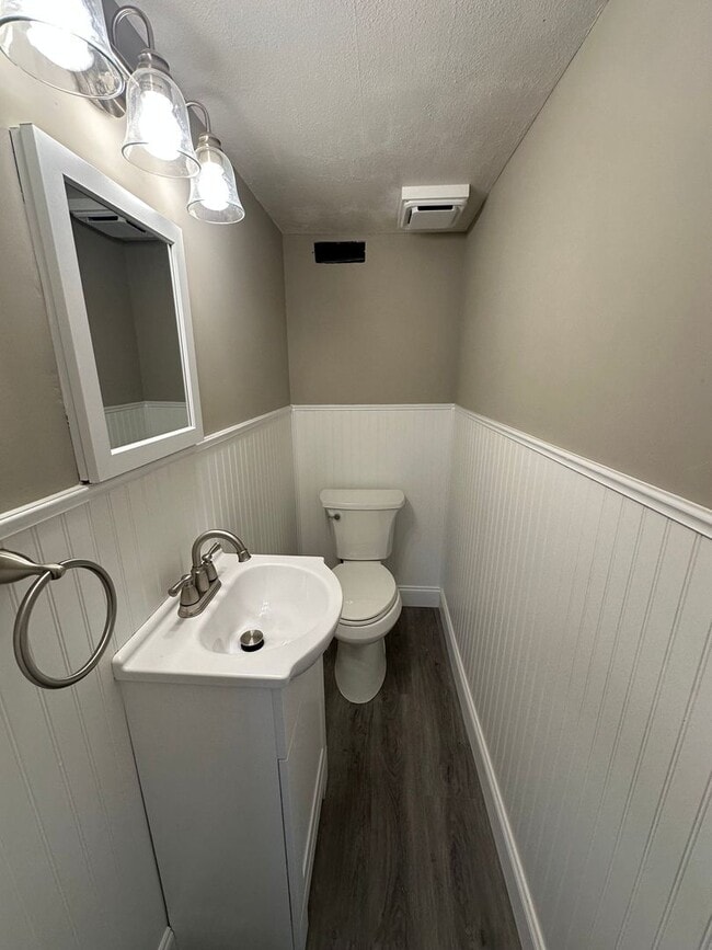 Building Photo - Beautifully Renovated 3-Bedroom Split-Leve...