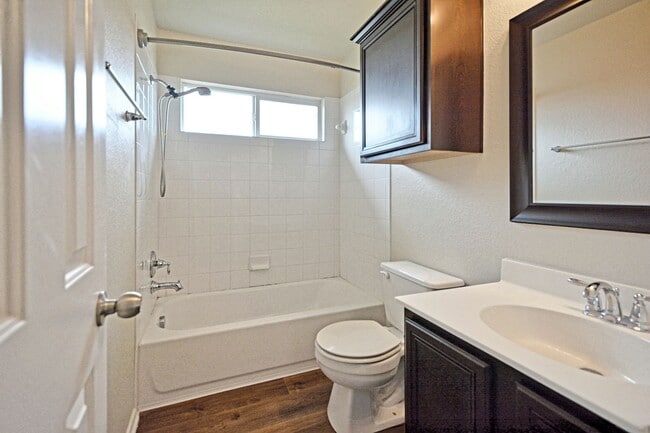 Building Photo - 2121 Sinclair Dr
