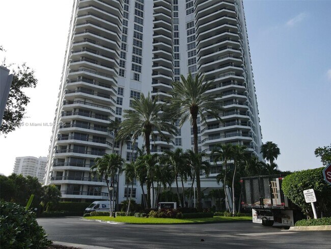 Building Photo - 3500 Mystic Pointe Dr