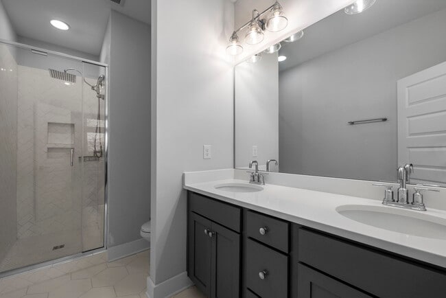 Building Photo - 644 W End Dr