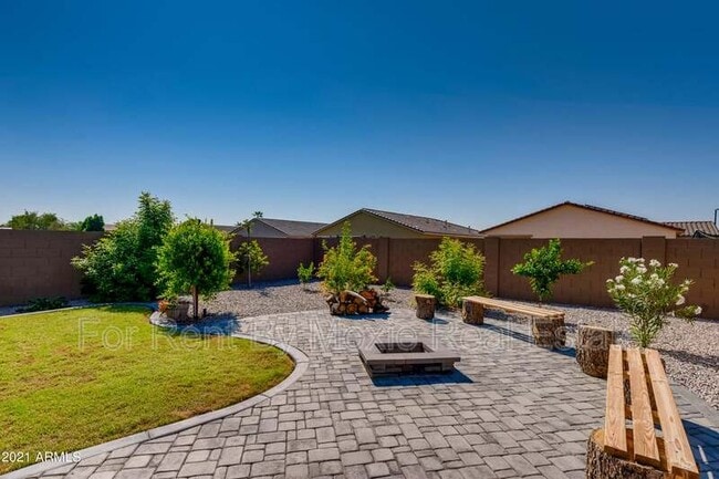 Building Photo - 325 E Kona Dr