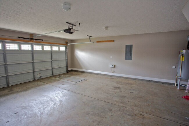 Building Photo - 717 Elm St