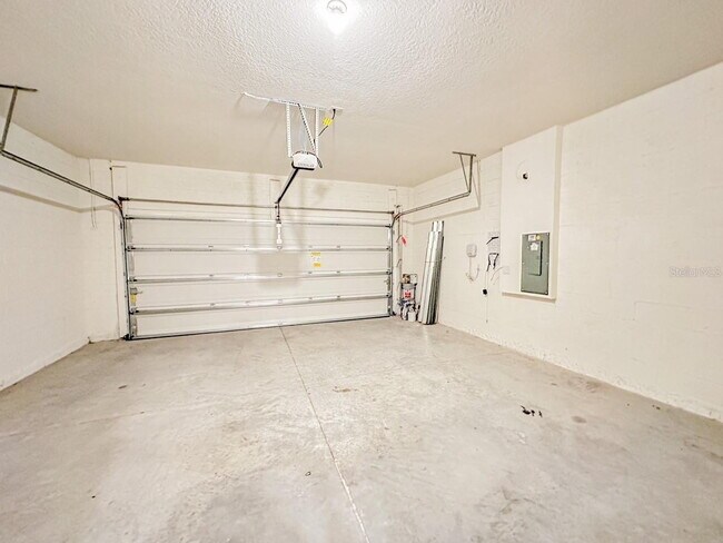 Building Photo - Gorgeous 4 Bed 2 Bath Home!