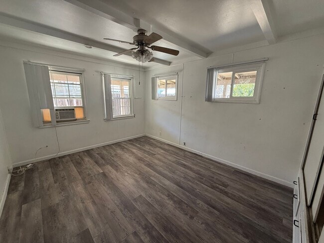 Building Photo - 3 Bedroom 1 Bath in Eat Hemet!