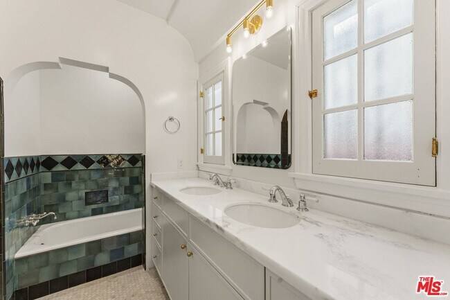 Building Photo - 125 N Orange Dr