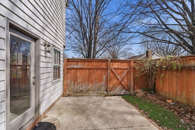 Building Photo - Don’t Miss This Beautiful 3BR Stone Orchard Home with Warm Wood Floors & Fireplace!