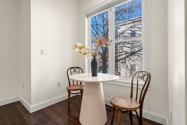 Building Photo - 162 Clark St