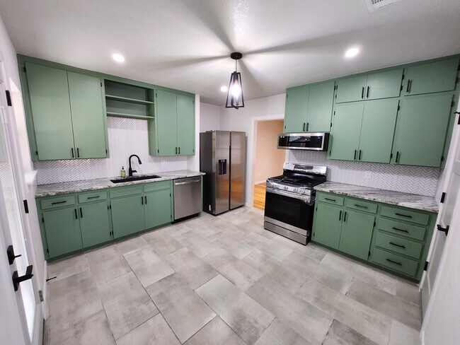 Building Photo - 1503 S 15th St