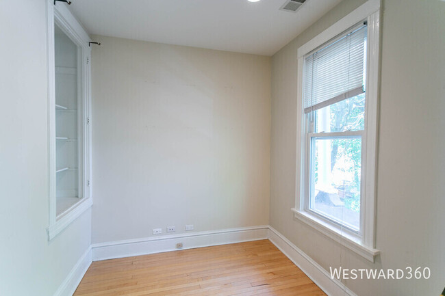 Building Photo - 3/2 Lakeview Duplex Available 5/1!  Centra...